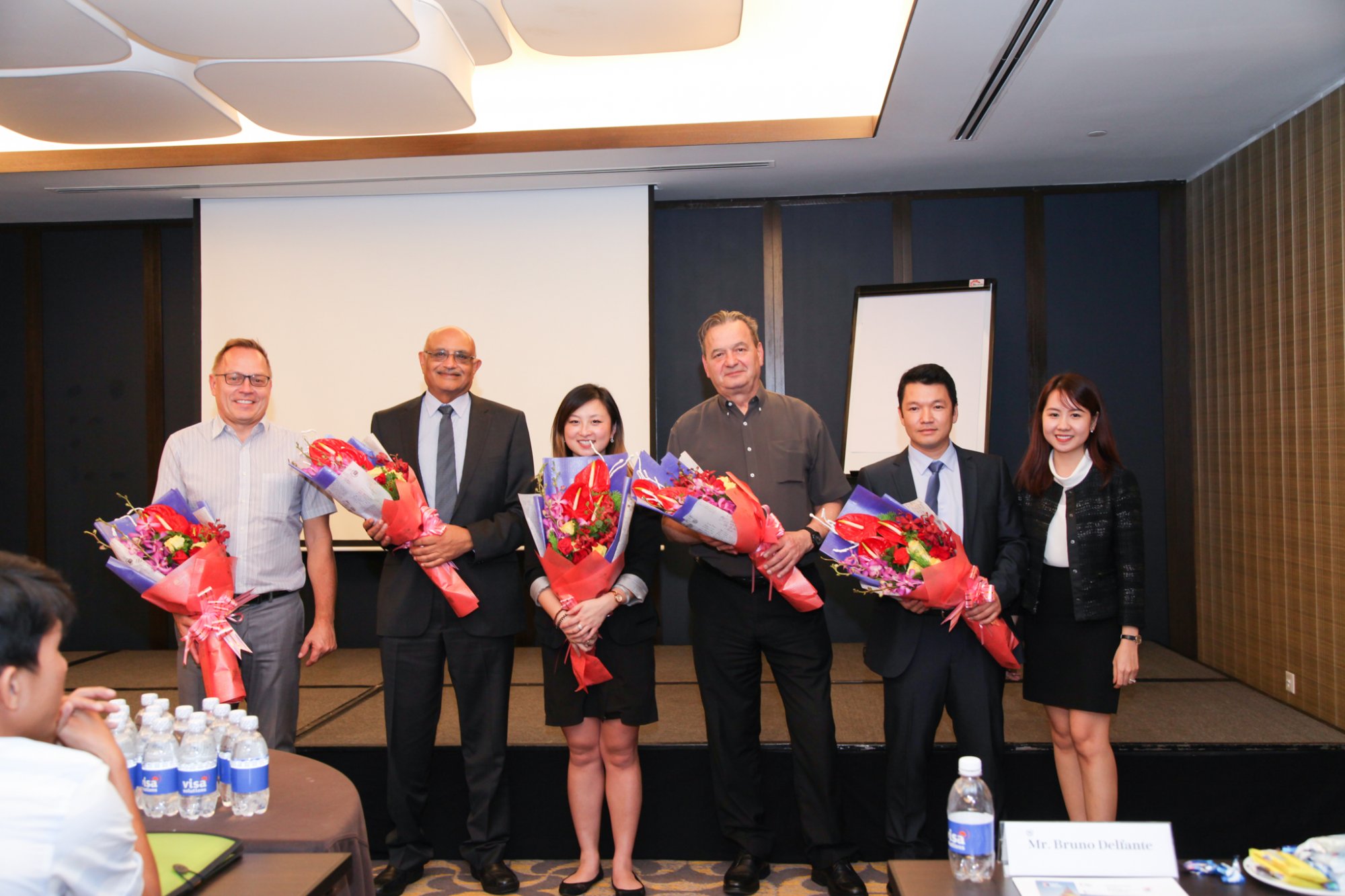 Ms Thu An - Đại diện Visa Solutions Vietnam tặng hoa cho các khách mời đến từ Úc